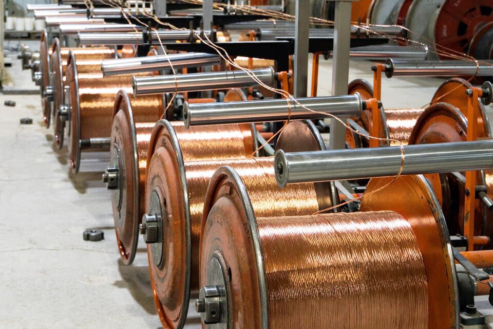 Fontes Trading Economics – Copper Price, Historical Data, News and Forecasts (dados de preços, variações mensais e anuais, contratos futuros e histórico do cobre). Trading Economics (CFD) – Copper – Price Chart, Historical Data & News (preços internacionais em USD/libra, desempenho mensal e anual). Westmetall – Market Data – LME Stocks (estoques de cobre, estanho, chumbo e zinco na LME). LongForecast – Copper Price Forecast 2026–2029 (projeções de preços do cobre para os próximos anos).